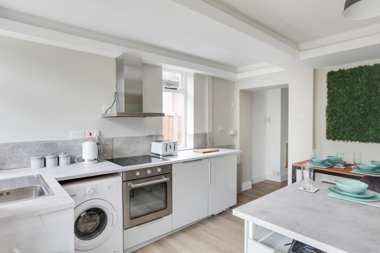 Spacious Three Bedroom House - Free Parking & Wifi Челмсфорд Экстерьер фото